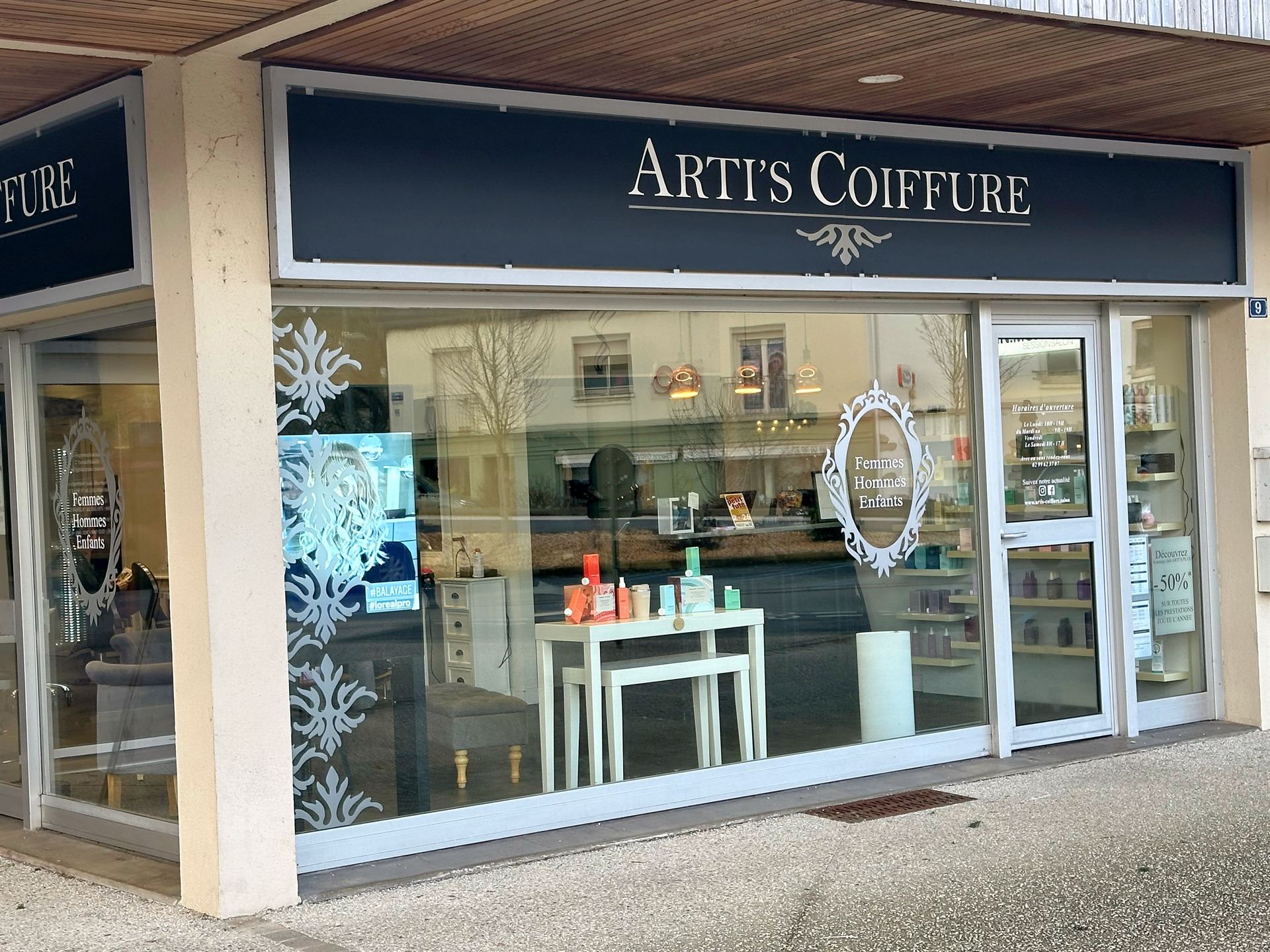 Devanture vitrée du salon Arti's Coiffure — femmes, hommes, enfants