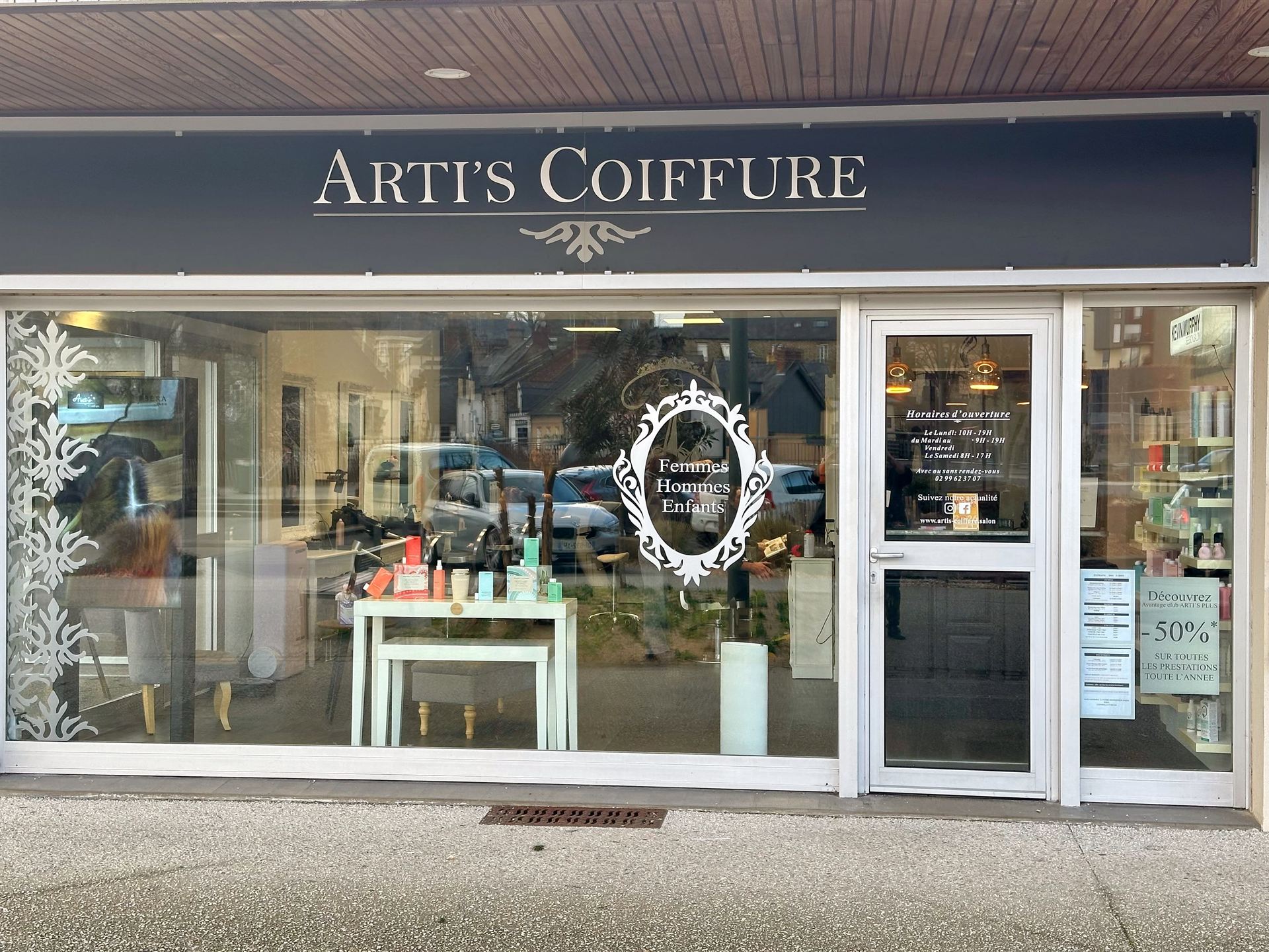 Façade du salon Arti's Coiffure au centre commercial Bel Air de Châteaubourg